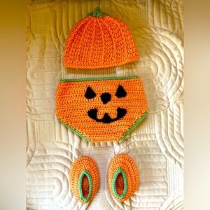 NWOT Baby pumpkin crochet outfit